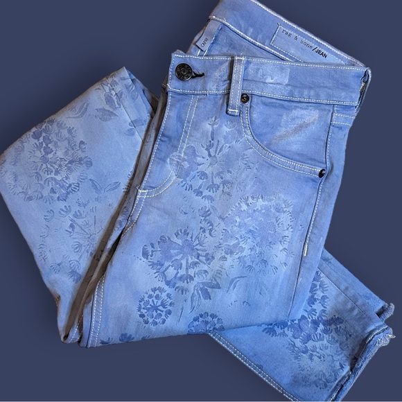 🎉HP🎉 Originally NWTWhite Skinny Capri NOW Cyanotype Floral Style Blue. Size 27 - Picture 3 of 13